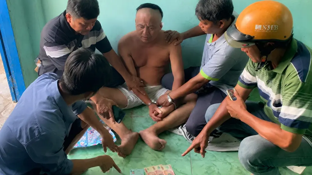 Bắt khẩn cấp nghi phạm đánh ông lão bán vé số ở Tây Ninh, vụ việc gây bức xúc dư luận và đang được cơ quan công an điều tra.