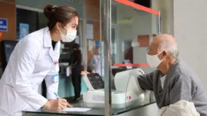 Bộ Y tế phản hồi đề xuất miễn phí bảo hiểm y tế cho người từ 65 tuổi, nêu rõ cơ sở pháp lý và khả năng triển khai thời gian tới.