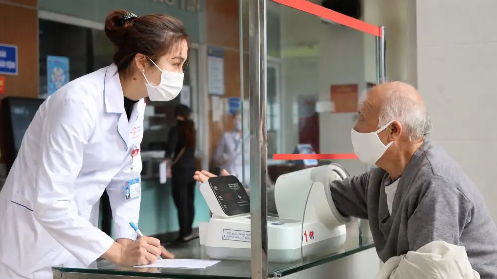 Bộ Y tế phản hồi đề xuất miễn phí bảo hiểm y tế cho người từ 65 tuổi, nêu rõ cơ sở pháp lý và khả năng triển khai thời gian tới.