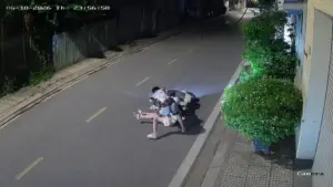 Bắt kẻ biến thái chặn đường sàm sỡ cô gái lúc nửa đêm ở Hải Phòng, vụ việc được camera an ninh ghi lại gây bức xúc dư luận.