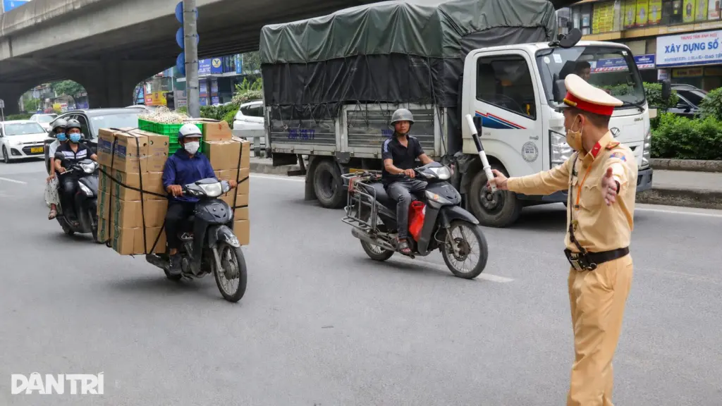 CSGT xử lý nhiều trường hợp chở hàng cồng kềnh vi phạm giao thông, nhiều tài xế cho biết phải làm vậy để mưu sinh.