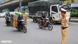 CSGT xử lý nhiều trường hợp chở hàng cồng kềnh vi phạm giao thông, nhiều tài xế cho biết phải làm vậy để mưu sinh.