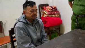 Người chặn đầu ôtô quát "biết bố tao là ai không?" bị khởi tố, tạm giam về hành vi gây rối trật tự công cộng