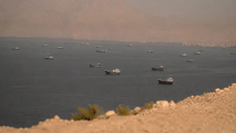 Iran bất ngờ tuyên bố đóng cửa eo biển Hormuz trở lại, làm gia tăng căng thẳng Trung Đông và lo ngại gián đoạn vận tải biển