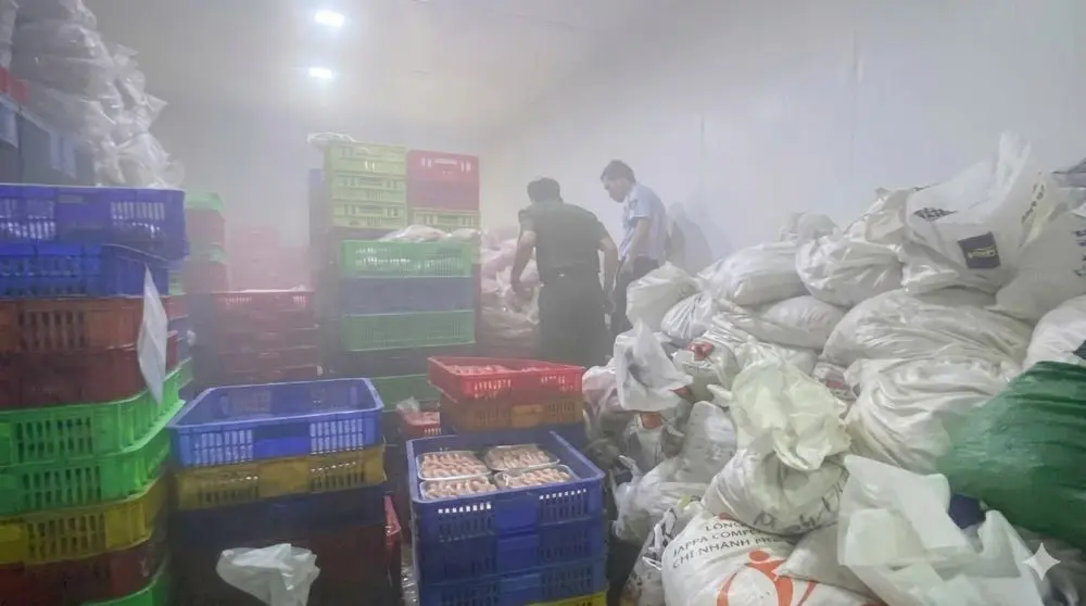 Lực lượng chức năng đột kích một công ty sản xuất chân gà rút xương, phát hiện số lượng lớn thực phẩm bẩn không rõ nguồn gốc trong kho đông lạnh.