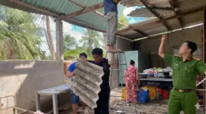 Đồng Tháp khẩn trương khắc phục hậu quả trận lốc xoáy khiến 46 căn nhà bị tốc mái và một người tử vong trong lúc sửa nhà