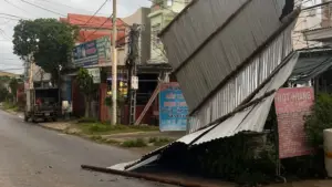 Mưa giông kèm gió giật mạnh ở Phú Thọ làm tốc mái nhà dân, gãy đổ cây xanh và hư hỏng nhiều biển quảng cáo.