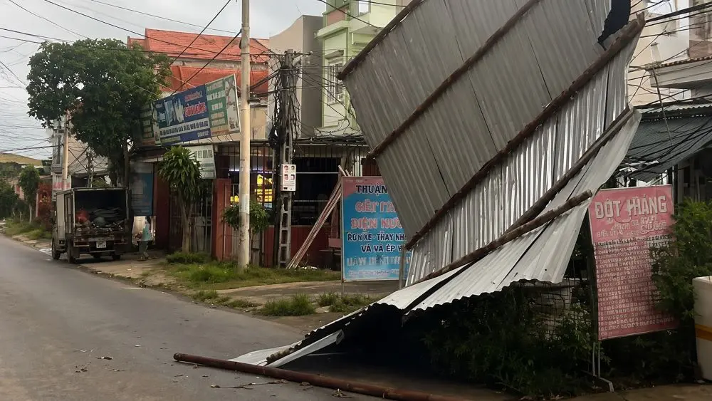 Mưa giông kèm gió giật mạnh ở Phú Thọ làm tốc mái nhà dân, gãy đổ cây xanh và hư hỏng nhiều biển quảng cáo.