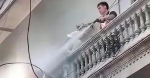 Xịt nước vào thợ xây