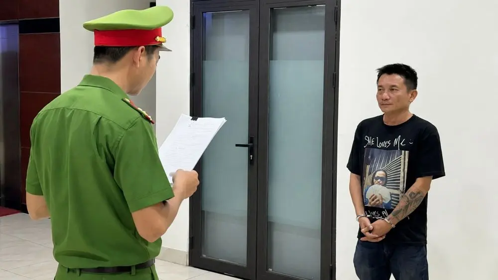 Công an bắt tạm giam Phan Minh Trí sau vụ say rượu lái ô tô tông quán nhậu và có hành vi thách thức lực lượng chức năng.