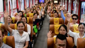 Hơn 500 y bác sĩ đến Bệnh viện Bạch Mai cơ sở 2 tại Ninh Bình trên chuyến tàu đầu tiên, đánh dấu hoạt động vận hành chính thức.