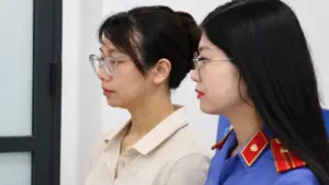 Thi hành lệnh bắt tạm giam nguyên kiểm sát viên Lê Thị Hồng Nhung vì cáo buộc làm sai lệch hồ sơ vụ án, xem diễn biến mới nhất.
