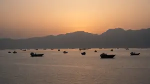 Mỹ và Iran phát tín hiệu hạ nhiệt sau đàm phán tại Thụy Sĩ, mở đường cho đối thoại về hàng hải, dầu mỏ và an ninh khu vực.