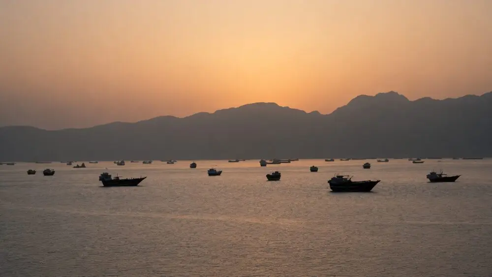 Mỹ và Iran phát tín hiệu hạ nhiệt sau đàm phán tại Thụy Sĩ, mở đường cho đối thoại về hàng hải, dầu mỏ và an ninh khu vực.