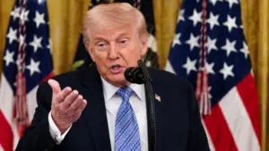 Iran đóng eo biển Hormuz, Tổng thống Trump ra tối hậu thư mới với Tehran, làm gia tăng căng thẳng tại điểm nóng năng lượng thế giới.