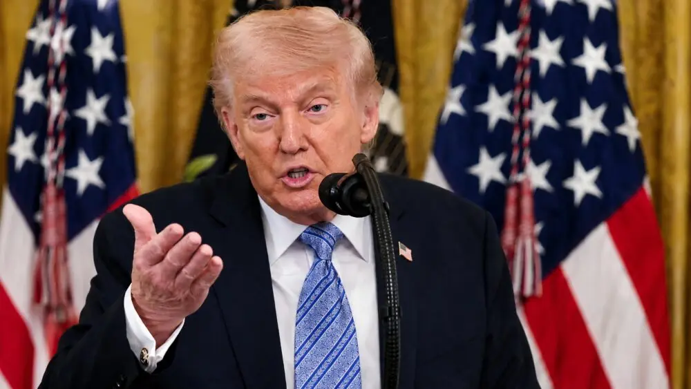 Iran đóng eo biển Hormuz, Tổng thống Trump ra tối hậu thư mới với Tehran, làm gia tăng căng thẳng tại điểm nóng năng lượng thế giới.