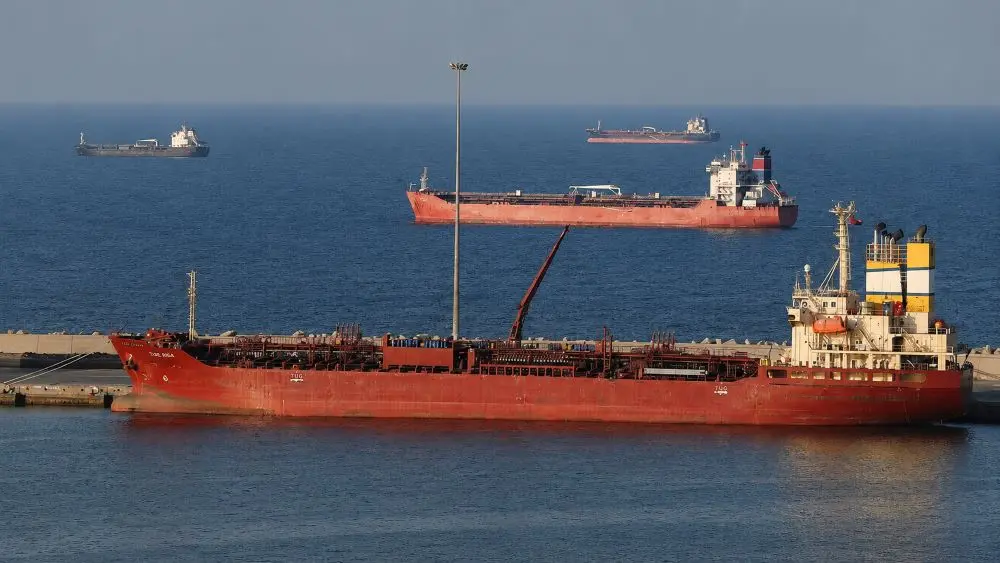 Iran và Oman nghiên cứu phương án thu phí dịch vụ tại eo biển Hormuz, tuyến hàng hải chiến lược vận chuyển dầu mỏ toàn cầu.