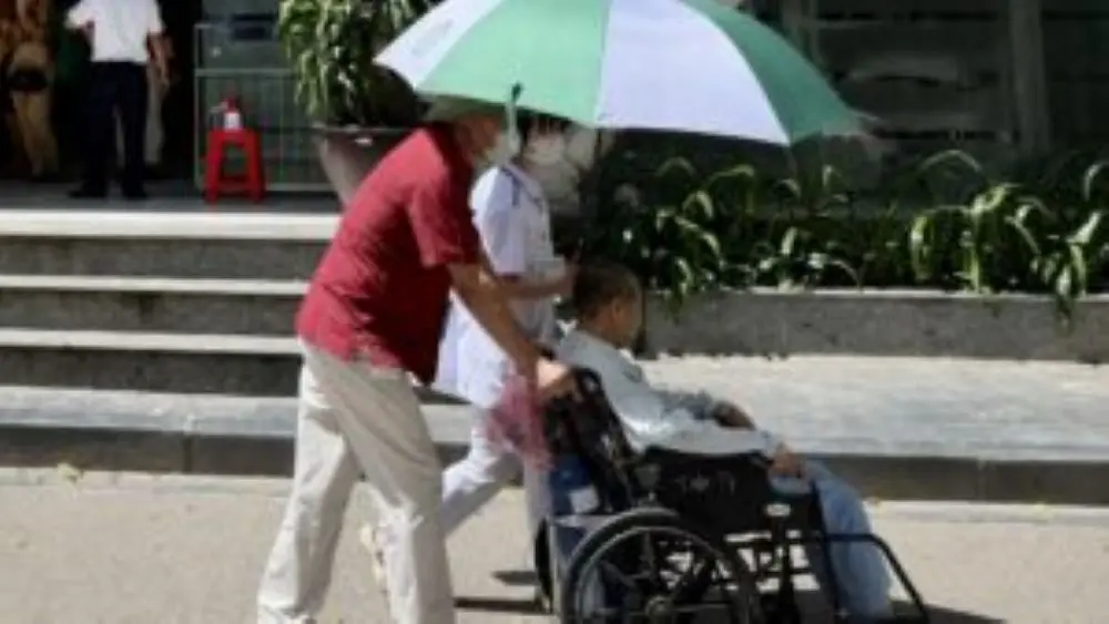 Nắng nóng trên 40 độ C có nên uống Oresol thay nước? Chuyên gia hướng dẫn cách bù nước đúng để bảo vệ sức khỏe mùa hè.