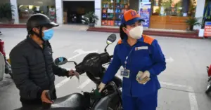 Việt Nam áp dụng loạt quy định mới về xăng xe và số hóa