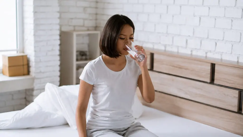 Uống nước buổi sáng tưởng tốt nhưng sai cách có thể làm tăng nguy cơ đột quỵ. Chuyên gia chỉ ra những lỗi nhiều người mắc phải.