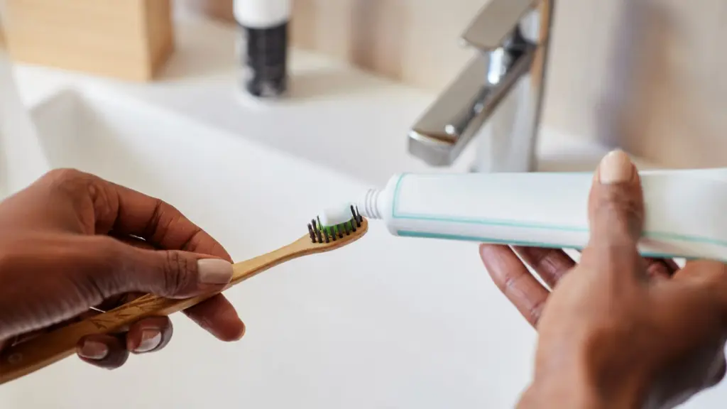 Nên đánh răng trước hay sau khi ăn? Chuyên gia giải thích thời điểm đánh răng phù hợp để bảo vệ men răng và giữ răng miệng khỏe mạnh.