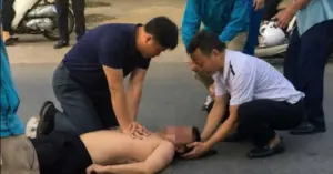 Lãnh đạo và y bác sĩ Bệnh viện Tây Bắc Nghệ An cứu người bị tai nạn trên Quốc lộ 48D