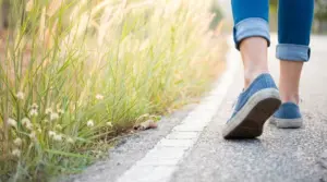 Đi bộ buổi sáng, trưa hay tối tốt hơn? Khám phá lợi ích sức khỏe riêng biệt của từng khung giờ để xây dựng thói quen đi bộ hiệu quả và nhất quán cho bản thân.