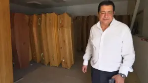 Chủ nhà xác tại Paris từ chối hàng trăm cuộc gọi hỏi còn chỗ mỗi ngày do nhu cầu tăng, phản ánh áp lực lên dịch vụ tang lễ.