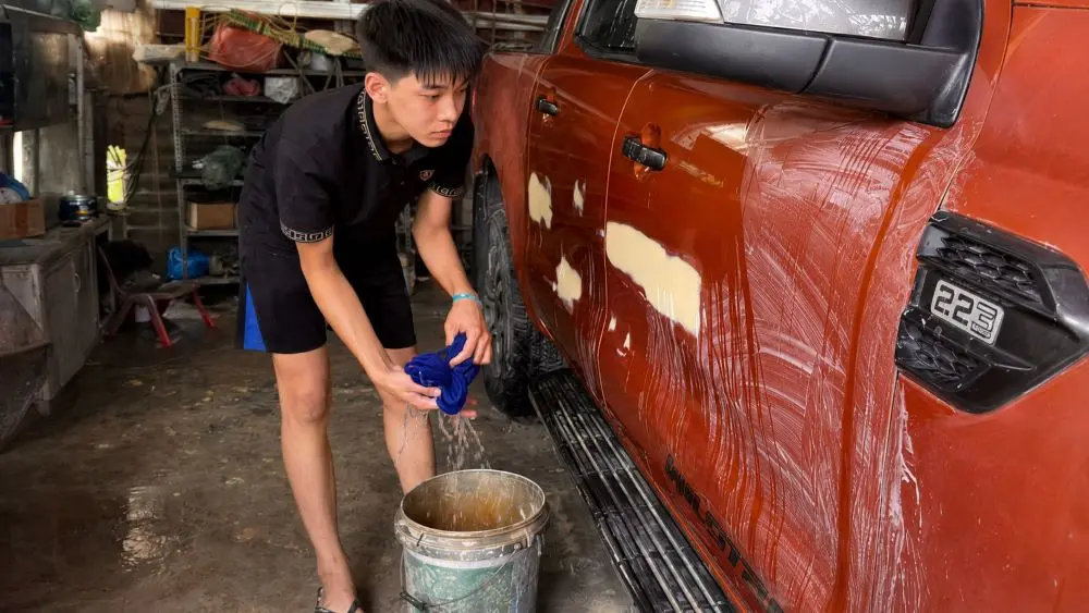 Mồ côi cả bố lẫn mẹ, cậu bé 13 tuổi đi làm hè tại ga ra ô tô để dành tiền mua bảo hiểm y tế, lan tỏa nghị lực sống.