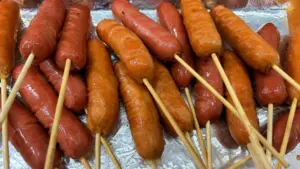 4 thói quen sau tuổi 50 có thể làm giảm tuổi thọ, trong đó có ăn nhiều thực phẩm chế biến sẵn. Tìm hiểu để bảo vệ sức khỏe.