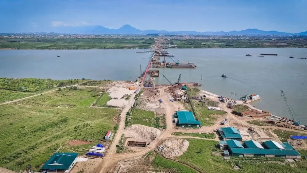 Cập nhật tiến độ thi công 7 cây cầu vượt sông Hồng tại Hà Nội. Các nhà thầu đồng loạt tăng tốc, quyết tâm đưa dự án về đích vào năm 2027.