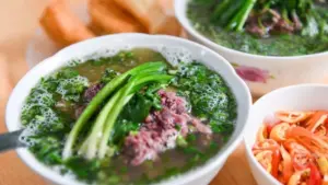 Khám phá tiềm năng kinh tế và giá trị văn hóa của ẩm thực vỉa hè Hà Nội, từ món quà tinh tế đến nguồn thu nhập triệu đô đầy sức hút.