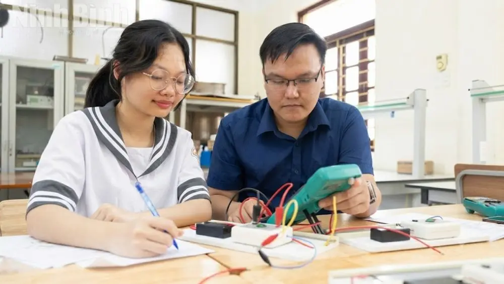 Thầy giáo Nguyễn Hải Dương hướng dẫn nữ sinh Bích Ngọc ôn luyện Vật lý, chuẩn bị cho hành trình chinh phục huy chương Vàng Olympic quốc tế đầy ấn tượng.