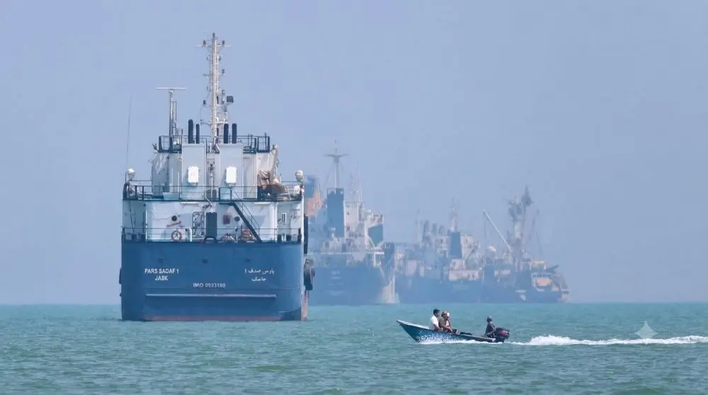 Iran và Oman theo đuổi cách tiếp cận khác nhau tại eo biển Hormuz chiến lược, khiến hoạt động tàu thuyền qua tuyến huyết mạch này trở nên rối ren