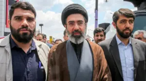 Sự xuất hiện của tân Lãnh tụ tối cao Iran Mojtaba Khamenei trước quốc tang người cha quá cố Ali Khamenei đang thu hút sự quan tâm đặc biệt của quốc tế.