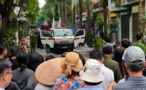Cháy biệt thự ở Hà Nội khiến nhiều người thương vong, nạn nhân bỏng toàn thân lao ra cầu cứu để giải cứu người mắc kẹt.