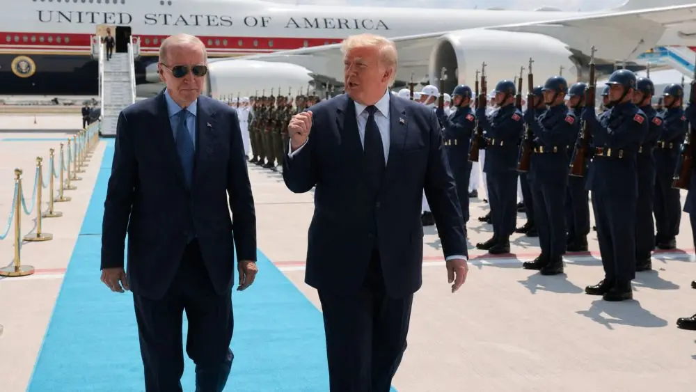 Vì sao Tổng thống Trump phải đổi chuyên cơ về nước sau hội nghị NATO? Tìm hiểu nguyên nhân và những diễn biến đáng chú ý.