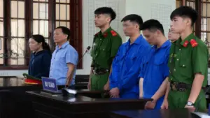 Đầu tư chứng khoán thua lỗ, người đàn ông làm giả giấy tờ ô tô để lừa đảo tiền tỷ và lĩnh án tại tòa. Xem chi tiết vụ án.