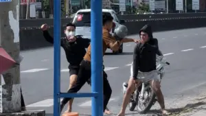 Truy tìm nhóm cầm dao đâm người trên Quốc lộ 1 sau vụ xô xát gây mất an ninh trật tự. Xem diễn biến vụ việc mới nhất.