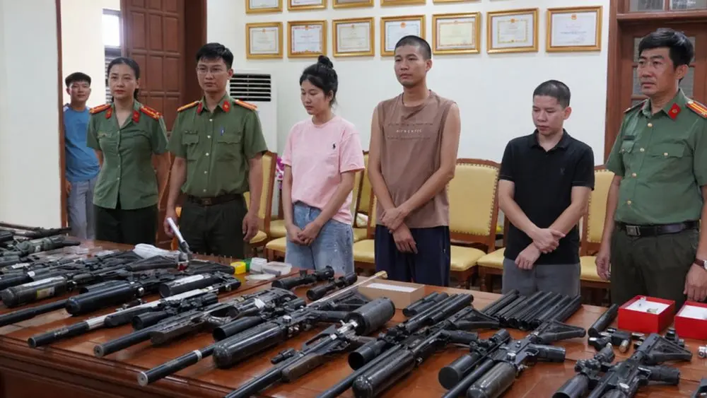 Phát hiện đường dây sản xuất, mua bán linh kiện súng trái phép núp bóng công ty cơ khí, nhiều người bị khởi tố.
