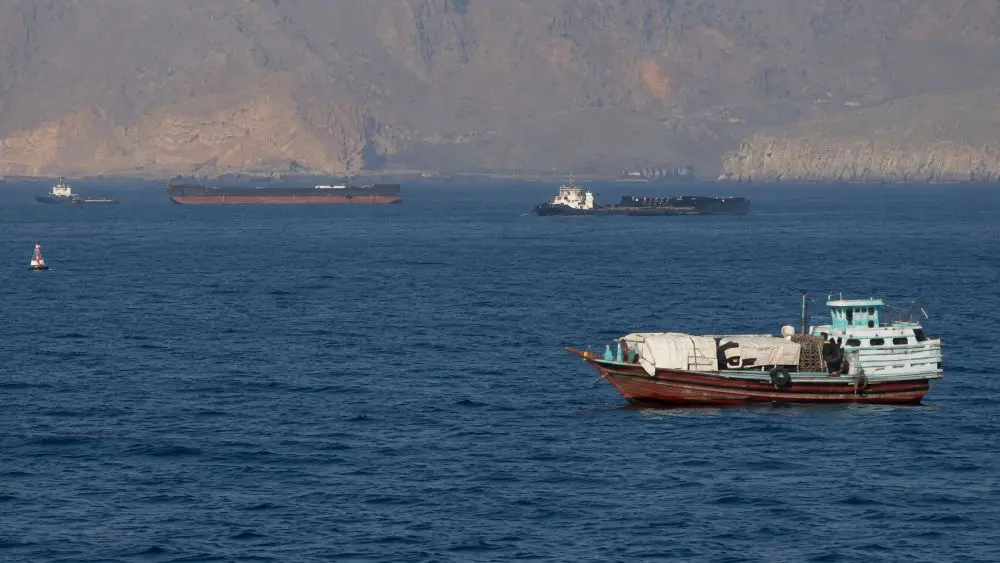 Iran đóng cửa eo biển Hormuz và bắn cảnh cáo tàu đi sai luồng, diễn biến mới tại tuyến hàng hải chiến lược thu hút sự chú ý quốc tế.