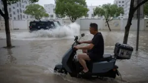 Bão Bavi gây ngập lụt nghiêm trọng tại Chiết Giang, Trung Quốc, nhấn chìm nhiều tuyến đường và làm giao thông rơi vào hỗn loạn.