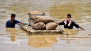 Lũ lụt nghiêm trọng tại Assam khiến hàng trăm nghìn người bị ảnh hưởng, công tác cứu trợ và vận chuyển lương thực gặp nhiều khó khăn.