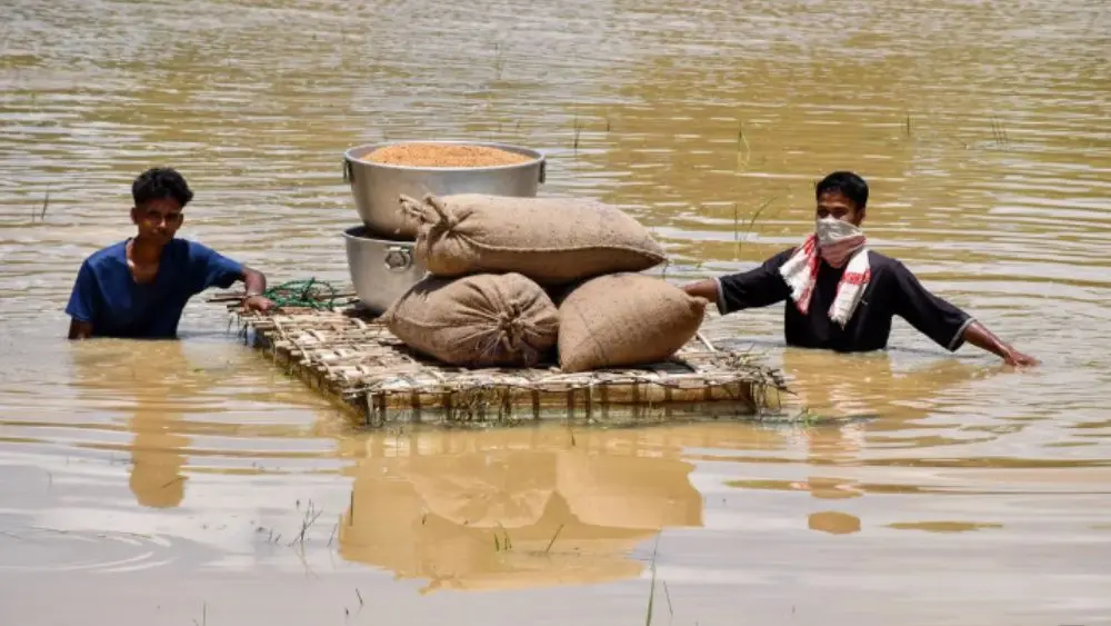Lũ lụt nghiêm trọng tại Assam khiến hàng trăm nghìn người bị ảnh hưởng, công tác cứu trợ và vận chuyển lương thực gặp nhiều khó khăn.