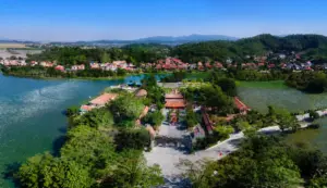 Hải Phòng khai thác lợi thế biển đảo, di sản và hạ tầng hiện đại để đưa du lịch trở thành ngành kinh tế mũi nhọn, thu hút du khách.