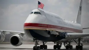 Tổng thống Trump bất ngờ quyết định đổi sang chuyên cơ Không lực Một cũ khi rời Thổ Nhĩ Kỳ. Tìm hiểu ngay lý do đằng sau quyết định bất ngờ nà