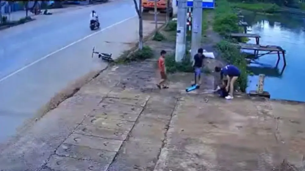 Bé trai 11 tuổi nhanh trí cứu em 5 tuổi bị đuối nước dưới hồ sâu. Theo dõi diễn biến vụ việc và bài học về kỹ năng an toàn.