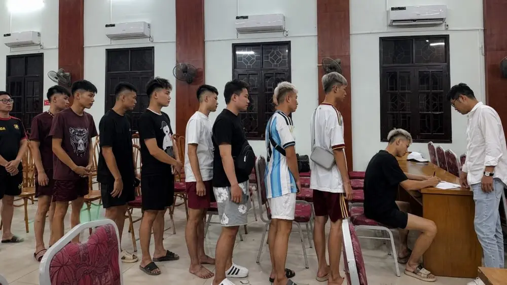 Nhóm tuổi teen lái xe bạt mạng, thông chốt cảnh sát ở Hải Phòng bị công an xử lý. Xem diễn biến vụ việc và các hành vi vi phạm.