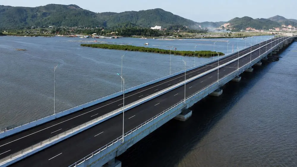 Cầu Bạch Đằng là công trình dây văng nhiều nhịp hàng đầu thế giới, kết nối Hải Phòng và Quảng Ninh với kỹ thuật xây dựng đặc biệt.