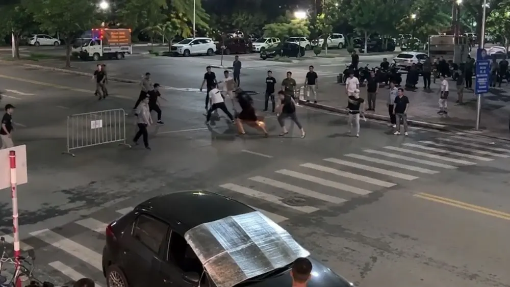 Nhóm tuổi teen lái xe bạt mạng thông chốt cảnh sát ở Hải Phòng gây mất an toàn giao thông, cơ quan chức năng đang xác minh, xử lý.